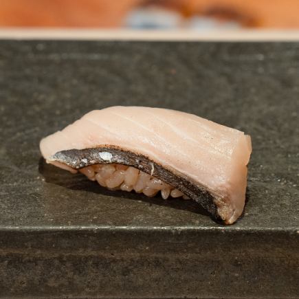 [Reservations accepted between 8 PM and 9 PM only] Chef's choice of 10 rolls of nigiri (with red miso soup and sweets)