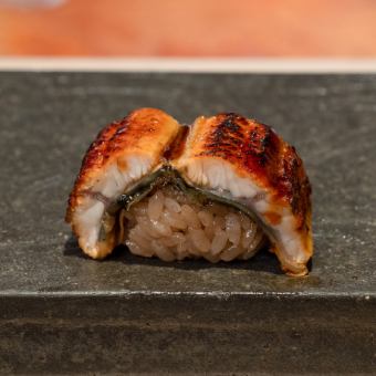 [Reservations accepted only between 8 PM: Chef's choice of 10 rolls of sushi + 3 kinds of sashimi (appetizer, 3 kinds of sashimi, red miso soup, and dessert)]