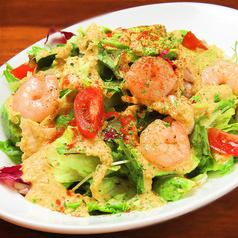 Shrimp and avocado salad with homemade grated vegetable dressing