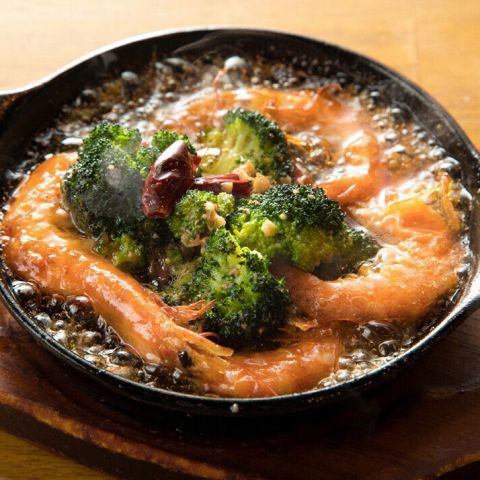 Shrimp with head and broccoli ajillo