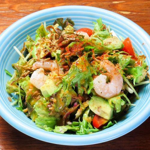 Shrimp and avocado salad with homemade grated vegetable dressing