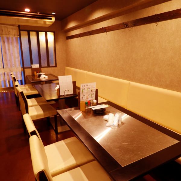 [2nd floor table seating] The table seating (up to 6 people) is perfect for banquets such as group parties, small drinking parties, girls' nights out, birthday parties, etc.It is a relaxing space based on white.There are table seats on the 1st floor that can accommodate 2 to 4 people.*Second floor seats can be reserved for groups of 40 or more.