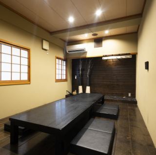 店内3階奥には、最大12名様までご宴会可能なVIP個室をご用意しております。ゆったりと寛げるお座敷ですのでぜひご利用ください♪【おかげ家梅田店 /梅田居酒屋 /大阪グルメ /梅田グルメ /大阪居酒屋 /炭火焼き /焼き鳥好き /もつ鍋 /肉スタグラム /炭火ダイニング /飲み放題 /ビール好き /女子会グルメ /宴会会場】