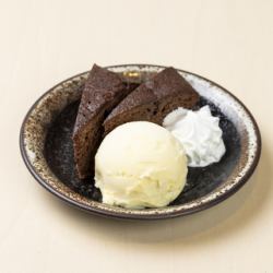 Chocolate brownie with vanilla ice cream