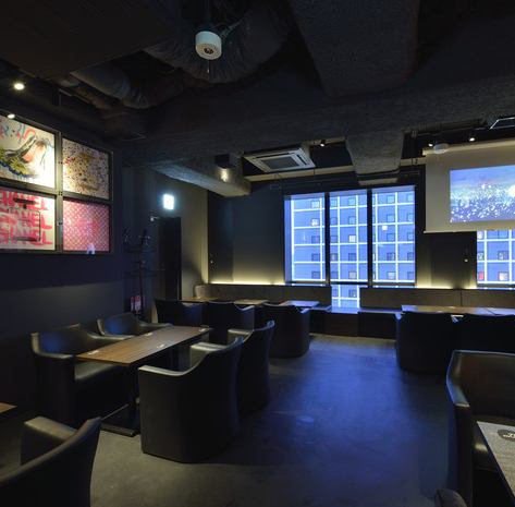 Located on the top floor of the Susukino building, enjoy the "adult space that satisfies the five senses", which has three spaces with a long counter, luxury sofa seats, and artistic table seats.