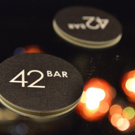 "Your feelings turn into reality... 42 BAR" An adult night in an artistic store and night view of Susukino, a fantastic space...