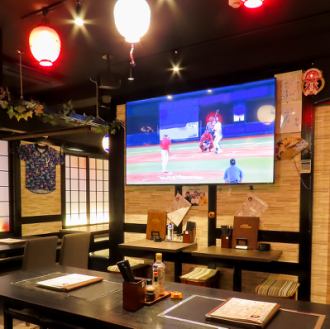 【巨大モニターでスポーツ観戦】店内中央には巨大モニターを設置。スポーツ観戦を楽しむことができます◎広い店内でのスポーツ観戦は大盛り上がり間違いなし！長時間座っても疲れにくいこだわりの座席も隠れおすすめポイントです♪時期によって席が埋まりやすくなりますので、お早めのご予約をおすすめします◎