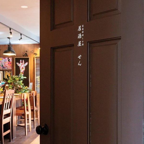 賑わう古町通にありながら、ビルの3階という立地が隠れ家感を演出。看板も控えめで、知る人ぞ知る雰囲気が魅力です。扉を開けると、街の喧騒を忘れられる落ち着いた空間が広がり、まるで自分だけの秘密の場所に来たような特別感が味わえます。