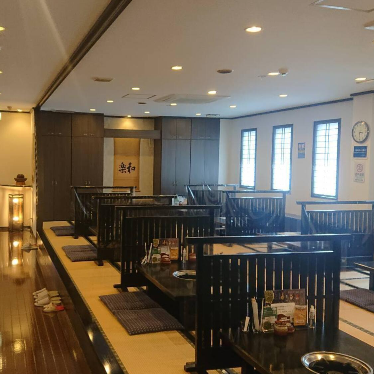 お席は１階・２階でなんと100席以上！広々とした店内です！当店は全てのテーブルの仕切りも完備しており、プライバシーを守りながら落ち着いた雰囲気でお食事をお楽しみできます！大人数の宴会のご予約はお早めにお願いします！(個室をご希望の方は、お電話でのご予約をお願いします。)