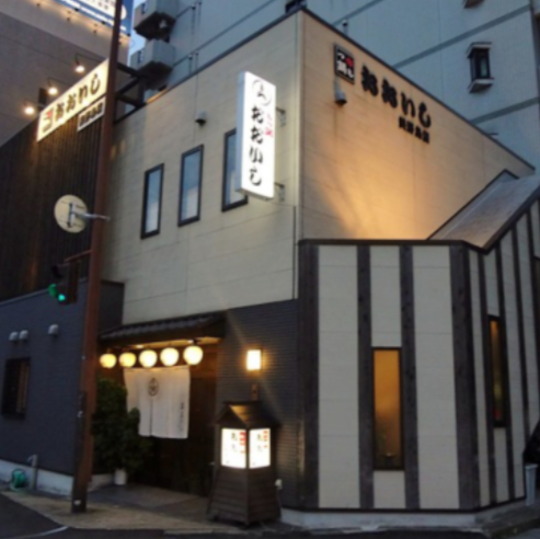 百年橋通り沿いにあるお店！目印はこちらの外観！店内の掘りごたつ席は老舗ならではの落ち着いた空間です！お一人様でも、カップルでも、グループでも、ゆったりとした空間でおくつろぎいただけます！是非当店で本場、博多の“もつ鍋”や“明太子”をお楽しみください！
