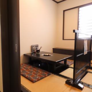 【１F  掘りごたつ(半個室)：４名様×２卓】周りの目を気にせずゆったりとした時間をお過ごしいただけます。半個室は最大８名様まで予約が可能となります。※完全個室ではなく半個室の為、お隣の席とは仕切りで区切らせていただいております。