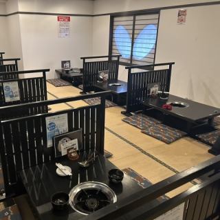 【１F  掘りごたつ：４名様×９卓(５名様×２卓あり)】全席掘りごたつで、お隣の席とは仕切りがあります。お子様連れでネット予約の際は、“お店へのご要望”にお子様の数を入力していただけましたら幸いです。