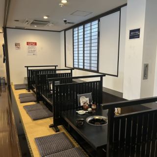 【２F　掘りごたつ：４名様×１５卓(５名様×４卓あり)】全席掘りごたつで、お隣の席とは仕切りがあります。お子様連れでネット予約の際は、“お店へのご要望”にお子様の数を入力していただけましたら幸いです。