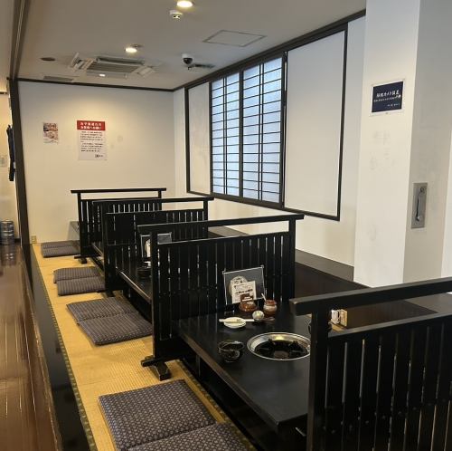 【２F　掘りごたつ：４名様×１５卓(５名様×４卓あり)】全席掘りごたつで、お隣の席とは仕切りがあります。お子様連れでネット予約の際は、“お店へのご要望”にお子様の数を入力していただけましたら幸いです。