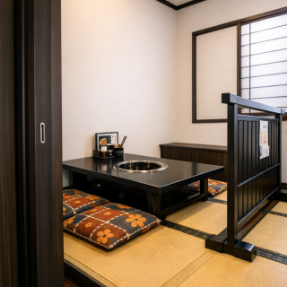 【１F  掘りごたつ(半個室)：４名様×２卓】周りの目を気にせずゆったりとした時間をお過ごしいただけます。半個室は最大８名様まで予約が可能となります。※完全個室ではなく半個室の為、お隣の席とは仕切りで区切らせていただいております。