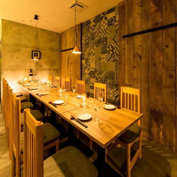 【全席個室で隠れ家風の大人の居酒屋】2名様～少人数のお客様向けの完全個室をご用意！普段の飲み会から特別な記念日・女子会・誕生日など多様なシーンに対応しております。和の間接照明が照らす大人の空間なので、幅広い年齢層の方からご支持を頂いております。是非心ゆくまでごゆっくりご歓談下さい。