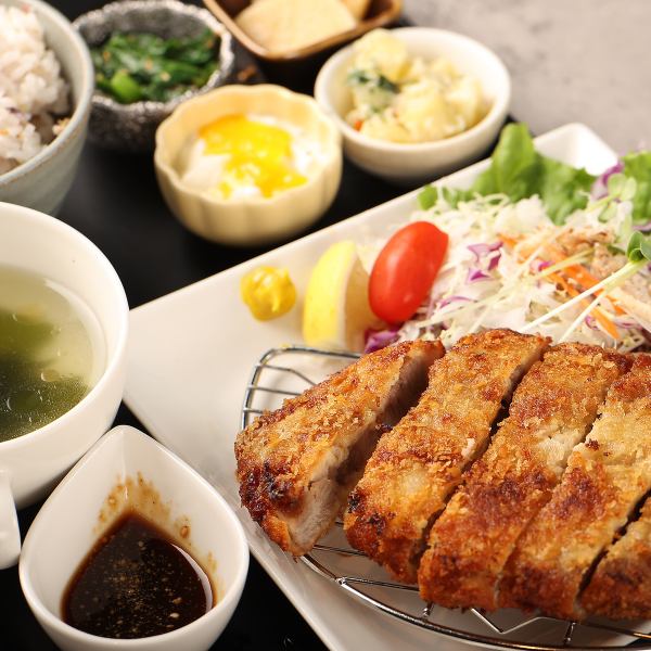 【定番の満足感】とんかつセット◆サクサクの衣と厚切り肉が魅力の逸品