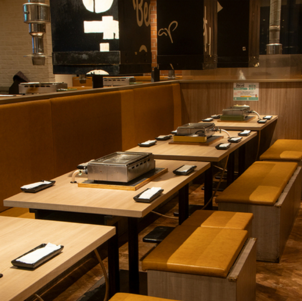 【飯田橋最大級120席】夜景の見える窓際席やカップル席もあります♪広くて大きな窓が開放的なお部屋から人気の個室席も2名様～10名様でご利用可☆デートや友達との焼肉パーティ、女子会など幅広いシーンにご利用下さい。さらにお得なクーポンも多数ご用意！厳選された絶品焼肉を食べながら癒されて下さい