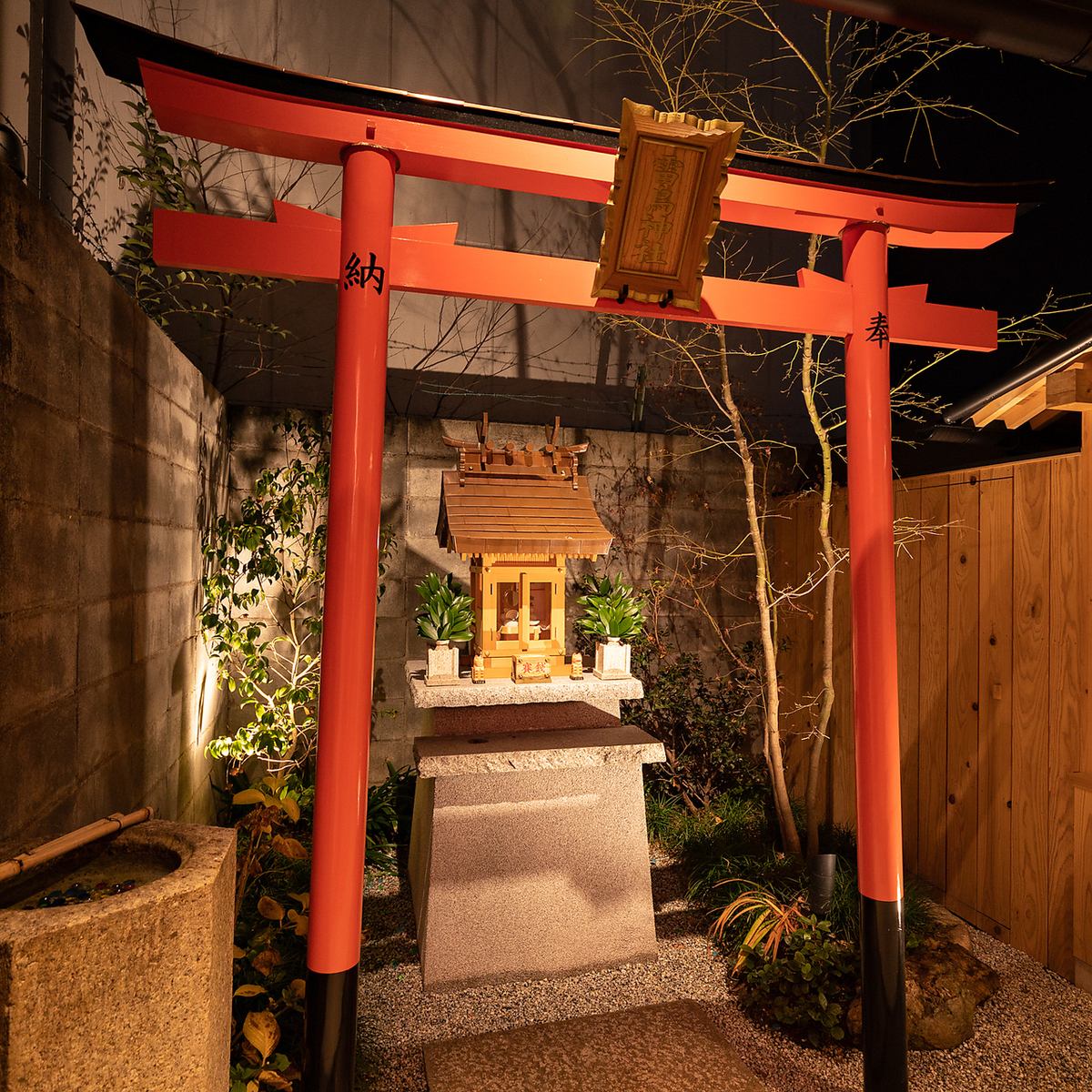 There is a torii gate in the store.Visit the shrine and make a toast! You can even start with a drink!