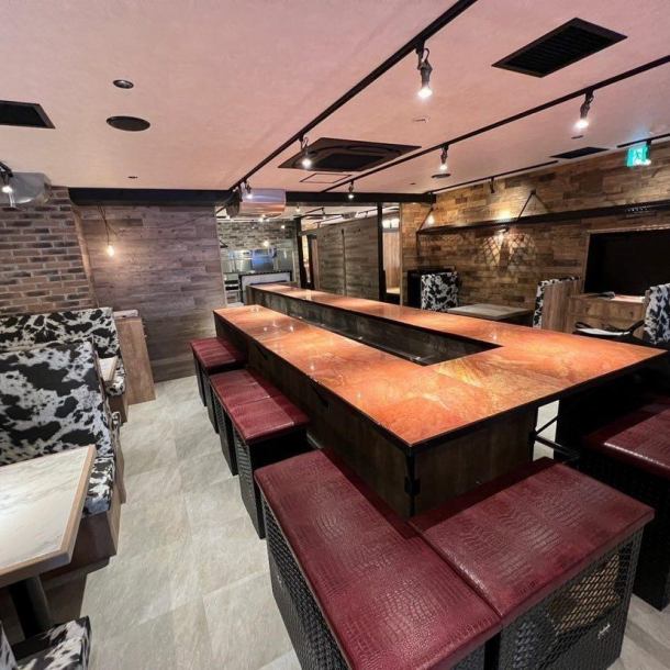 企業様の飲み会や、同窓会など大人数での宴会には貸切がおすすめ。最大45名様までのご利用が可能です！貸切利用についても柔軟に相談可能です♪当店は煙の出にくい溶岩プレートを使用しているため、空間を圧迫するダクトがないのが特徴。開放的な空間で思い思いの時間をお過ごしいただけます。