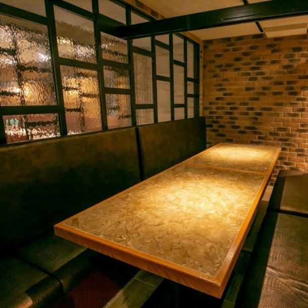 完全個室のテーブル席。テーブル同士を繋げることで最大14名様までご利用いただけます。中人数程度の宴会や飲み会にもおすすめいたします。