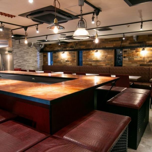 焼肉店とは思えないBAR感覚で楽しめるカウンター席。赤を基調としたハイチェアと間接照明が上品な空間を演出。おひとり様はもちろん、カップルや二人組のお客様にも人気となっております。カウンターで焼肉といった一風変わった雰囲気をお楽しみください。