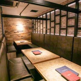 最大16名様／完全個室席／お電話でご予約をお願いします／お一人様あたり550円のチャージ料をいただきます
