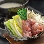 白汤火锅配葱花和本地鸡肉