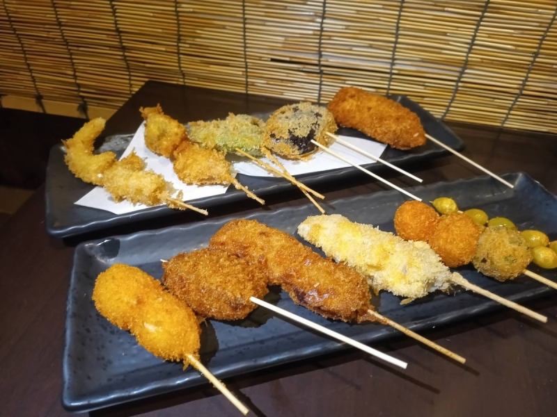 【串揚げの美味しさを堪能！☆】当店名物の串揚げは、サクサクの衣とジューシーな具材が絶妙に調和。