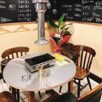 壁前面にメニューが書いてあり、テーブル席から見やすくなっております。