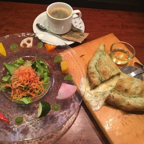 【B SET】ゴルゴンゾーラとハチミツの包み焼きピザ
