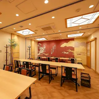 【広間用テーブル】お手軽ランチから法事や接待、会社のお集まりやご友人同士の女子会にもご利用いただけます。少人数からの御利用も可能ですので、お気軽にご相談ください。