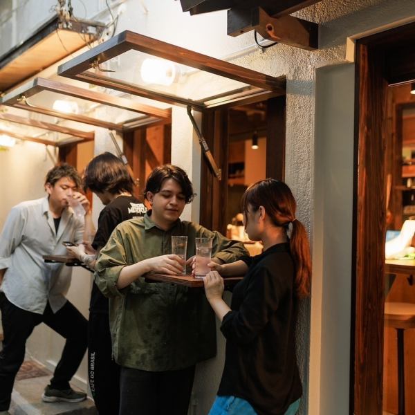 【1F立ち呑み席】お店の外に設けられたカウンタースペースでは、立ち飲みに最適。肩ひじ張らず、仲間と語らう"路地裏スタンド"のようなスタイルが、メゾンプラスのもう一つの魅力です。