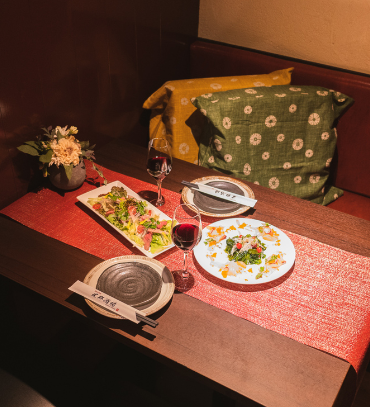 設有可供兩人並排用餐的私人房間。