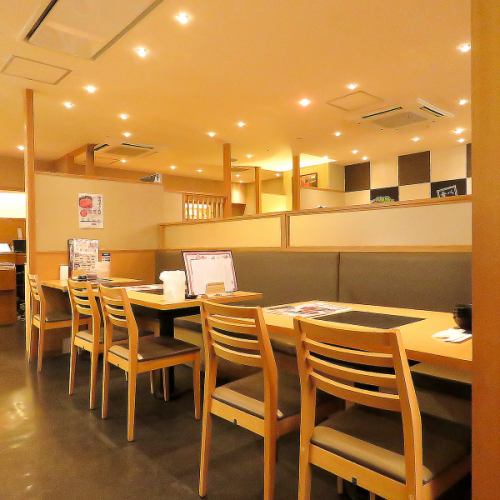 落ち着いた照明の店内でゆったりお食事をご堪能◎