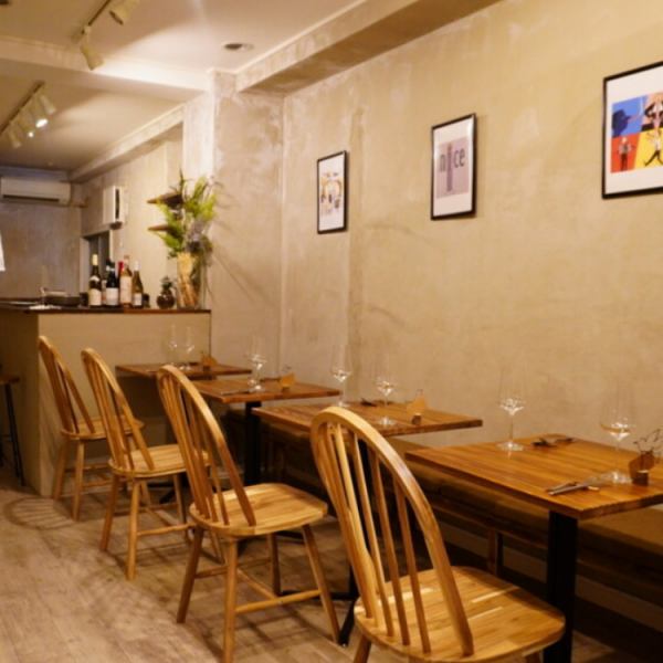 木の温もりと自然のやさしさに包まれる店内は、ほっと心がほどけるような落ち着いた空間。駅から徒歩6分とアクセスもよく、日常を少し忘れたいときや、気の合う人とゆっくり過ごしたい日にぴったりです。明るすぎず暗すぎない心地よい照明も魅力。会話と食事をゆっくり楽しみたい大人の女性におすすめです。