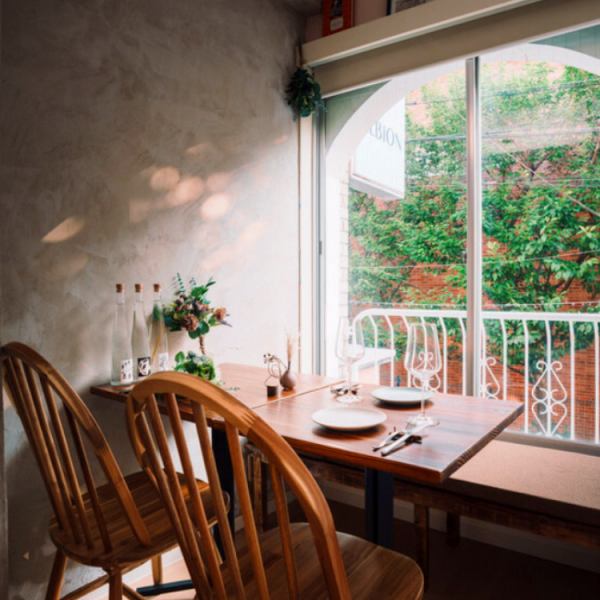 やわらかな木目に包まれた個室は、自分たちだけの特別な時間を過ごせる静かな空間。人目を気にせずゆったりと過ごせるため、記念日や誕生日など、ちょっと贅沢をしたい日にもぴったり。カーテンや扉で仕切られているので会話も弾みます。おしゃれで落ち着いた大人のプライベート空間です。