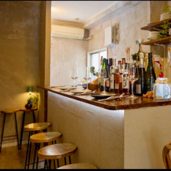 木の風合いが印象的なカウンター席は、おひとり様でもカップルでも心地よく過ごせる特別な居場所。料理が仕上がる様子を眺めながら、会話をしたり、静かに食事を楽しんだりと、自分のペースでくつろげます。かしこまらず、でも品よく過ごしたい日におすすめ。自然体で過ごせる居心地のよさが魅力です。