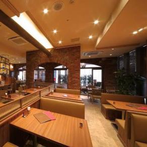 It's a cozy place, so all friends and couples can chat! It's a nice table seat for small groups♪