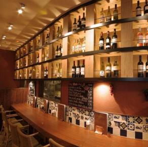 [Wine in a store with an excellent atmosphere] A spacious table and relaxing counter seats with a good atmosphere.