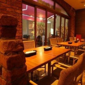 【テーブル席：10名様まで】昼と夜で表情が変わる、ロマンチックな窓際席をどうぞ。当店自慢の窓側席は、 お昼は柔らかな日差しが心地よく差し込み、開放的なランチタイムを演出します。 そして夜は、街のきらめくライトがムードを創り出す、ロマンチックで素敵な空間に。 、特別なひとときをお過ごしください。