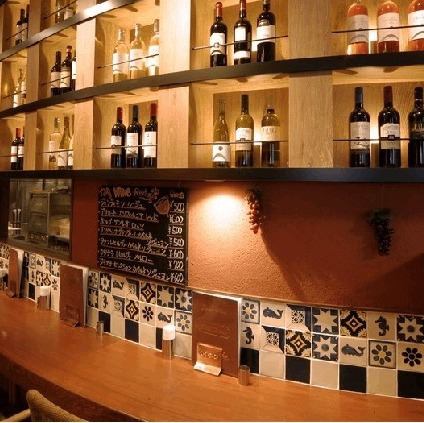 【カウンター席：1～6名様】ゆっくり時が流れる空間。おひとり様やデートにおすすめ◎雰囲気抜群の店内で極上のワインタイムを。壁一面に飾られたワインが彩るお洒落な空間と、心地よい程よいライトが特別な夜を演出します。 特等席のカウンター席で、くつろぎながらゆったりとワインをご堪能ください。