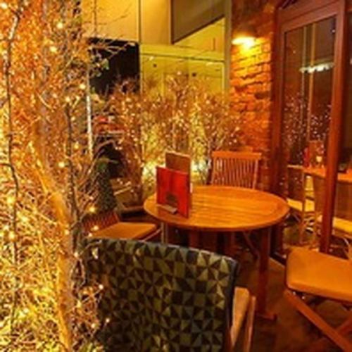 【テラス席：8名様まで】心地よい風と楽しむ、隠れ家風の屋外特等席。お店の前に広がるのは、都会の喧騒を忘れる開放感あふれるテーブルテラス席。 まるで秘密の庭のような隠れ家風の空間で、心地よい風を感じながらお食事やお酒を楽しめます。 お洒落な雰囲気の中、大切な方と特別な時間をお過ごしください。