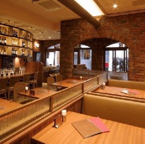 【店舗貸切：最大70名様まで】ウッド基調としてクラシカルな空間を貸切に！ウッドを基調とした広々シックな空間を贅沢に貸切！着席で56席、立食なら最大70名様までご利用可能です。 解放感あふれるお洒落なテーブル席で、大人のパーティを実現します。 忘年会や歓送迎会など、各種大人数での宴会に最適な空間です。