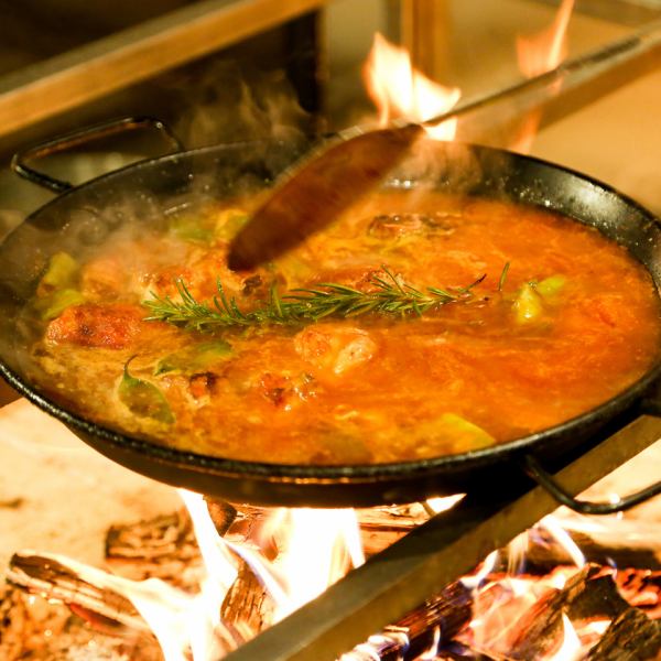パエリア専門店が作る「薪火で焚くパエリア」パエリアの調理法の原点である薪火を使用して炊き上げます。