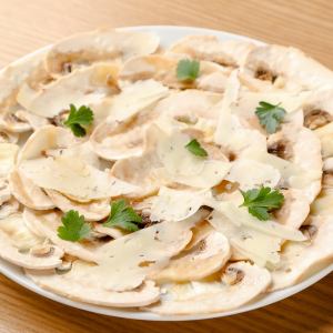 Mushroom carpaccio with Manchego cheese