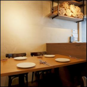 Flexible table seating