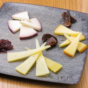 Spanish cheese platter