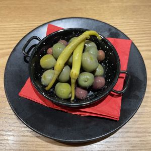Guindilla and olive platter