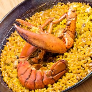 Whole lobster and seafood paella for 1 person